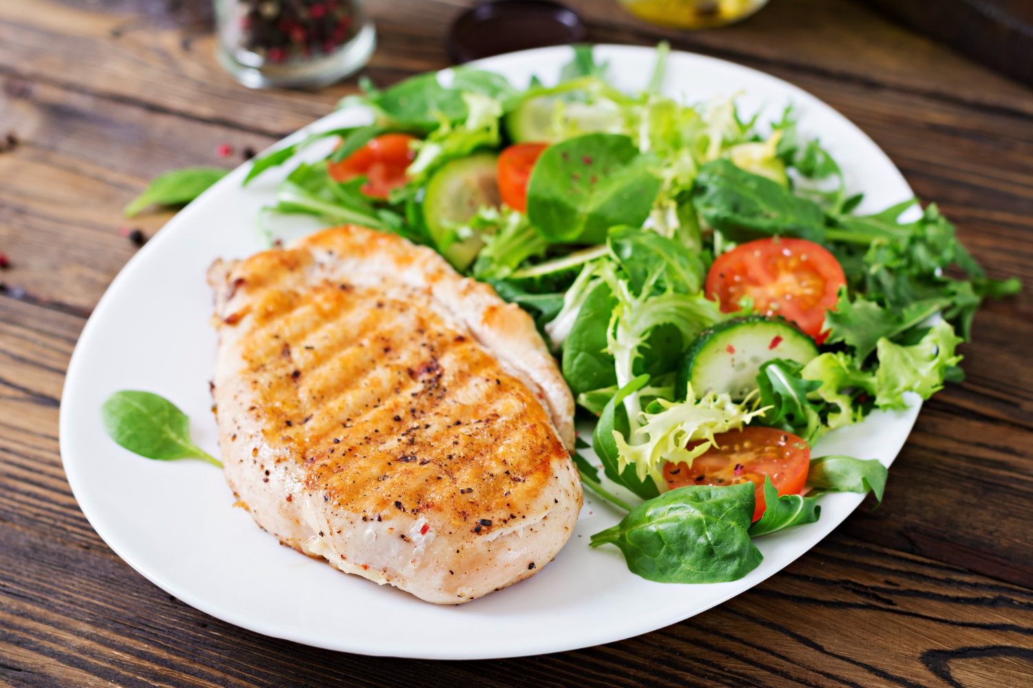 pechugas-de-pollo-con-ensalada-multicolor